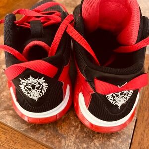 BOYS' NIKE BIG KID LEBRON WITNES size 5 make an offer!